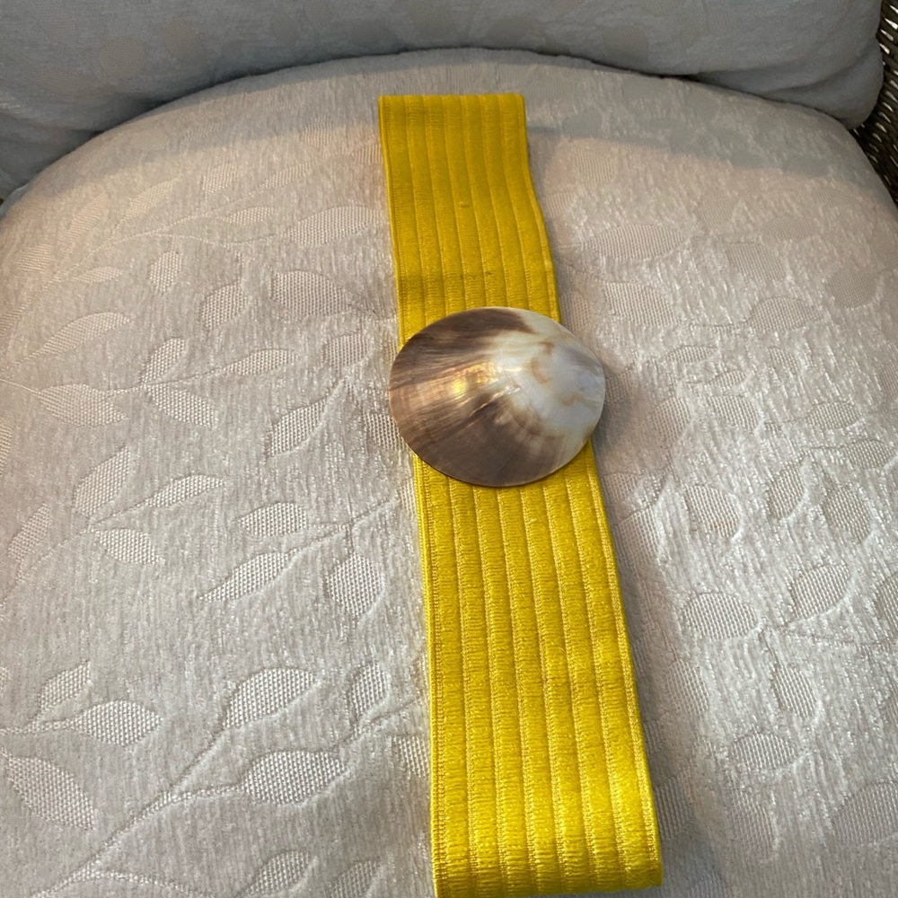 VTG Yellow Stretch Belt With Beautiful Large Mother Of Pearl Shell 🐚